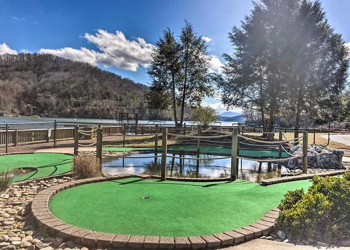 Deck & Mtn Views: Resort Home In Rumbling Bald!