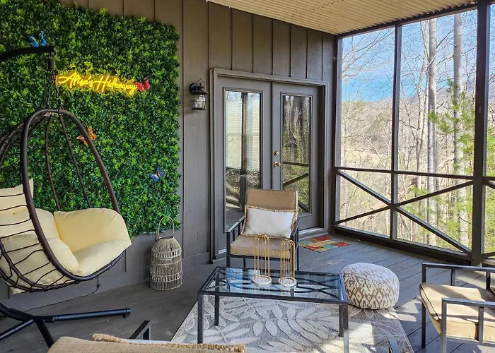 Hike, Golf & Swim! Rumbling Bald Resort Mtn Home